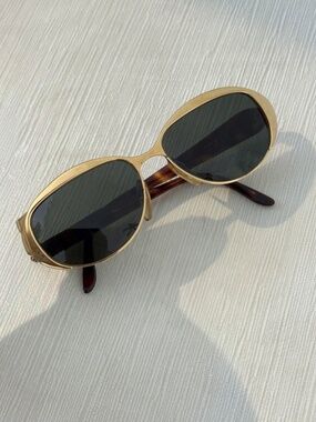 Vintage Valentino V338 Oval Sunglasses Gold Tortoise with Case Description